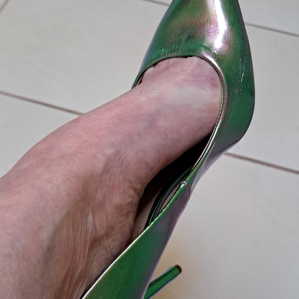 NWOT JLO Size 8 Iridescent stiletto pumps
